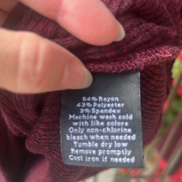 Rock & Republic Long Sleeve XS V-neck Burgundy Snap closure shirt - Picture 6 of 7